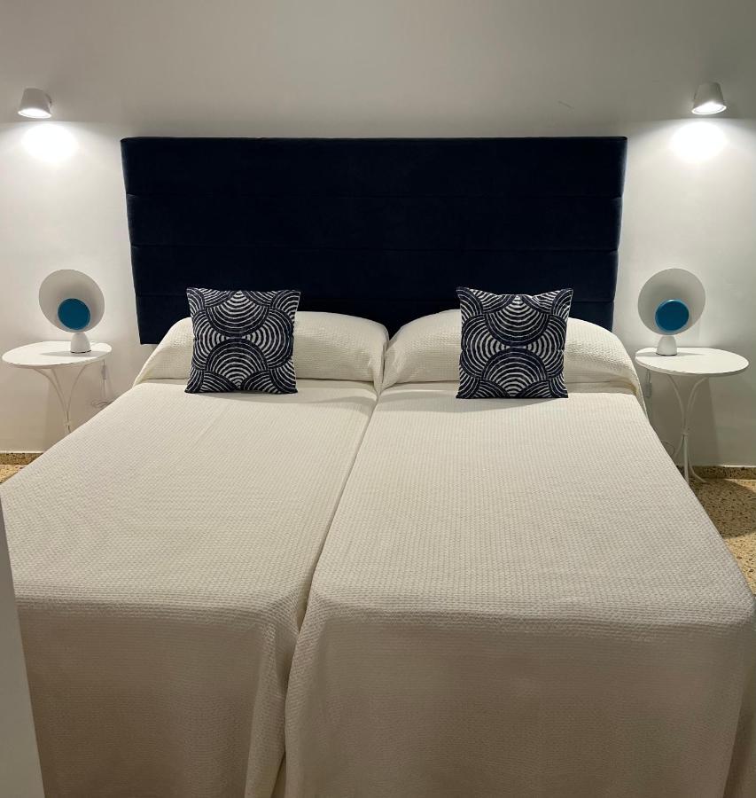 Aparthotel Boutique Poniente Playa Sant Antoni de Portmany Extérieur photo