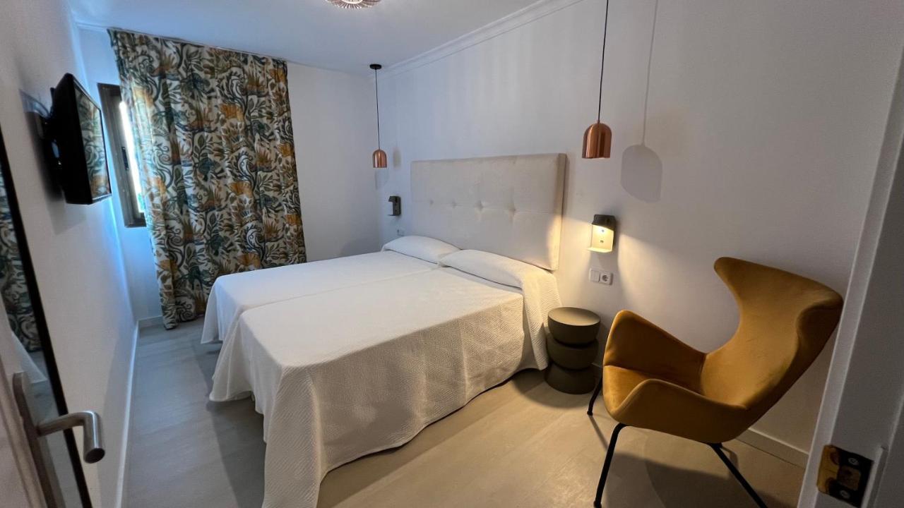 Aparthotel Boutique Poniente Playa Sant Antoni de Portmany Extérieur photo