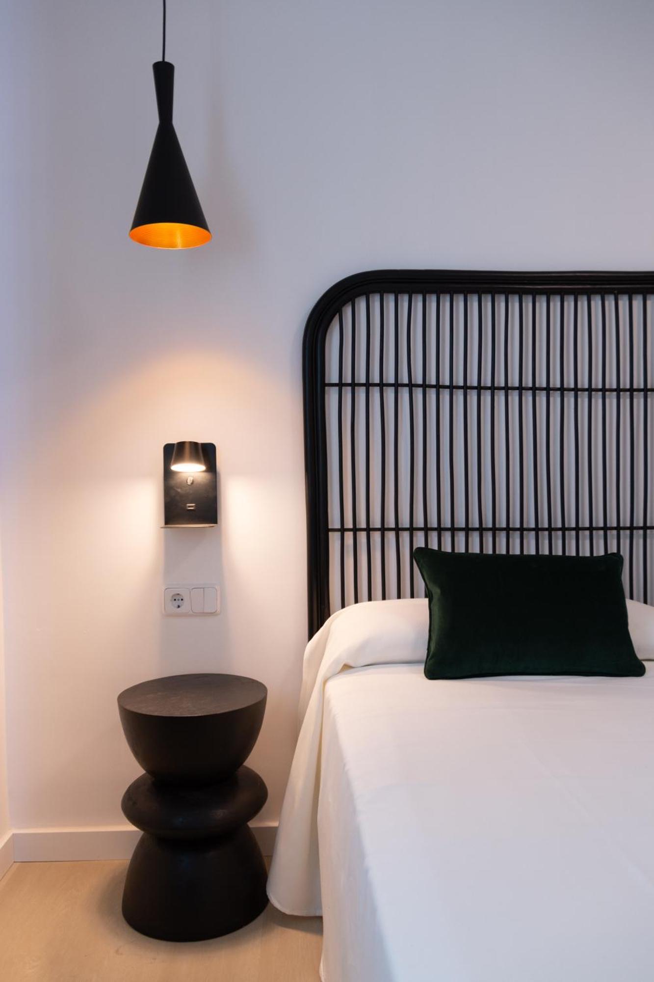 Aparthotel Boutique Poniente Playa Sant Antoni de Portmany Extérieur photo