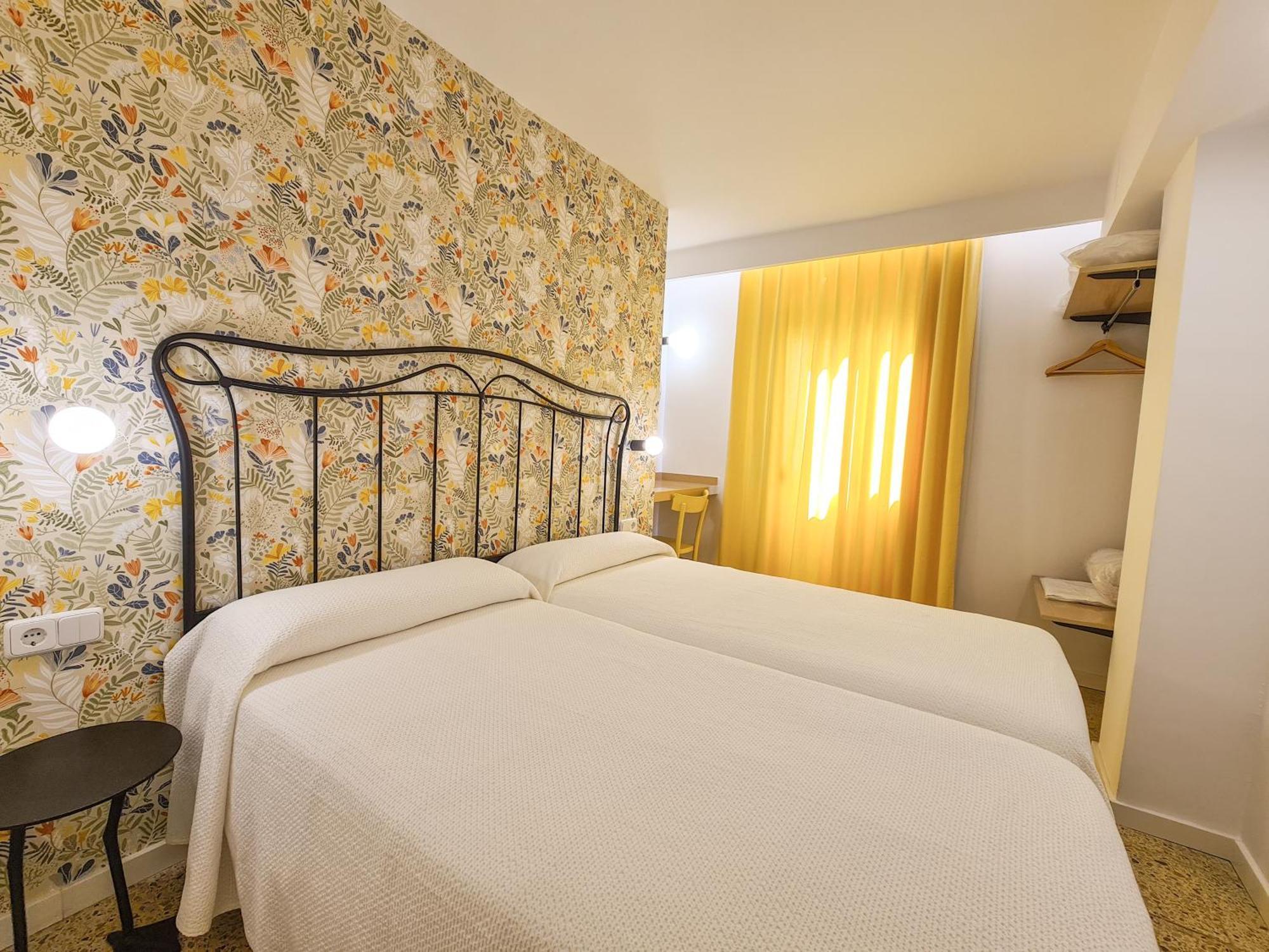 Aparthotel Boutique Poniente Playa Sant Antoni de Portmany Extérieur photo