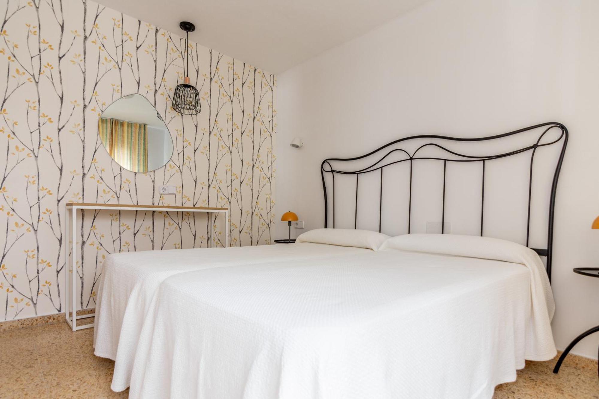 Aparthotel Boutique Poniente Playa Sant Antoni de Portmany Extérieur photo