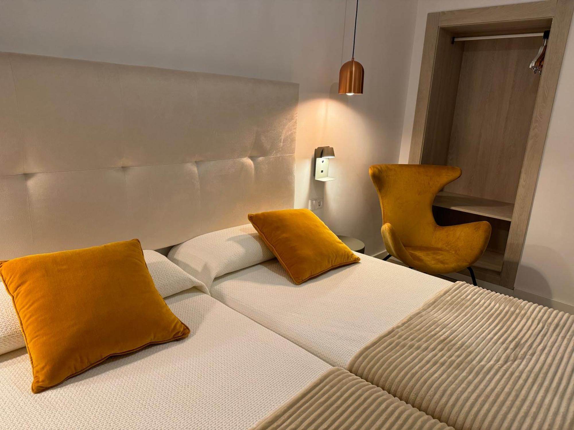 Aparthotel Boutique Poniente Playa Sant Antoni de Portmany Extérieur photo