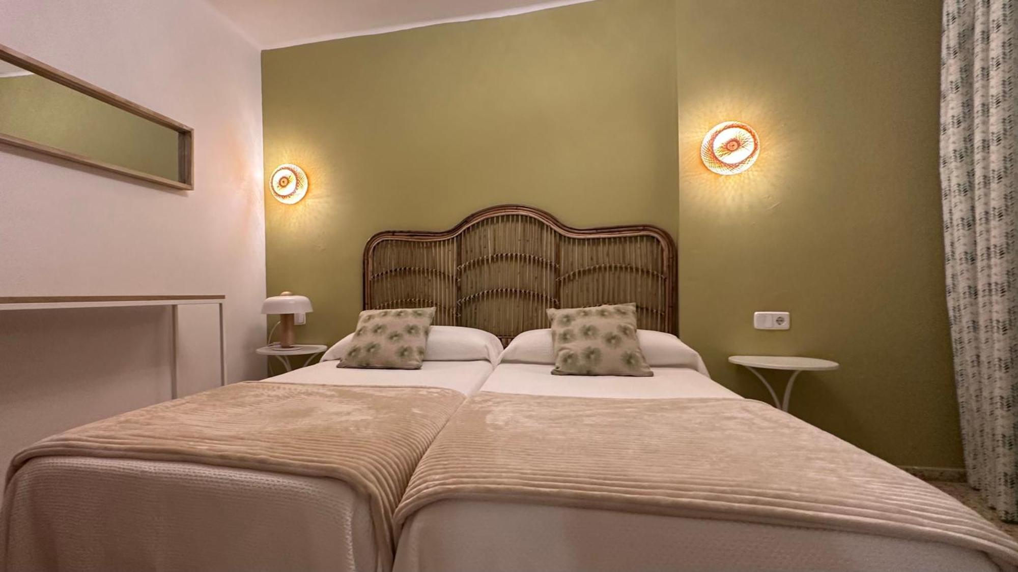 Aparthotel Boutique Poniente Playa Sant Antoni de Portmany Extérieur photo