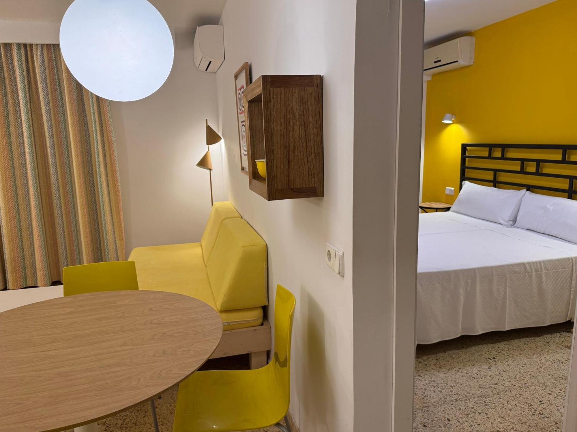 Aparthotel Boutique Poniente Playa Sant Antoni de Portmany Extérieur photo